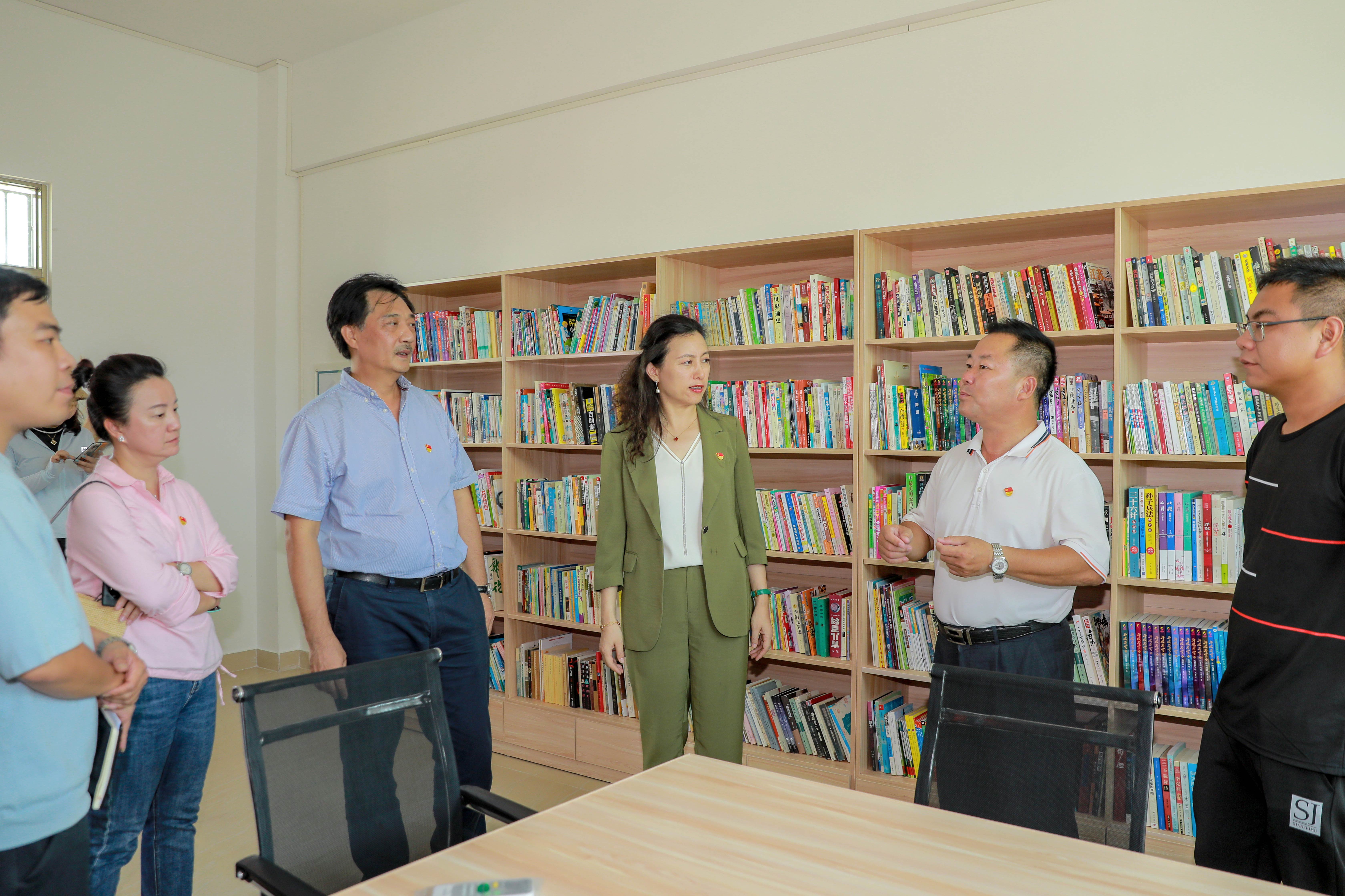 深圳市华侨公益基金会向乌石村村民活动中心捐赠图书